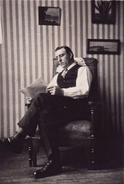 Gilbert had gezegd dat streepjes in waren maar zijn vrouw had niet begrepen dat hij een kostuum bedoelde. Twee weken radiostilte. 